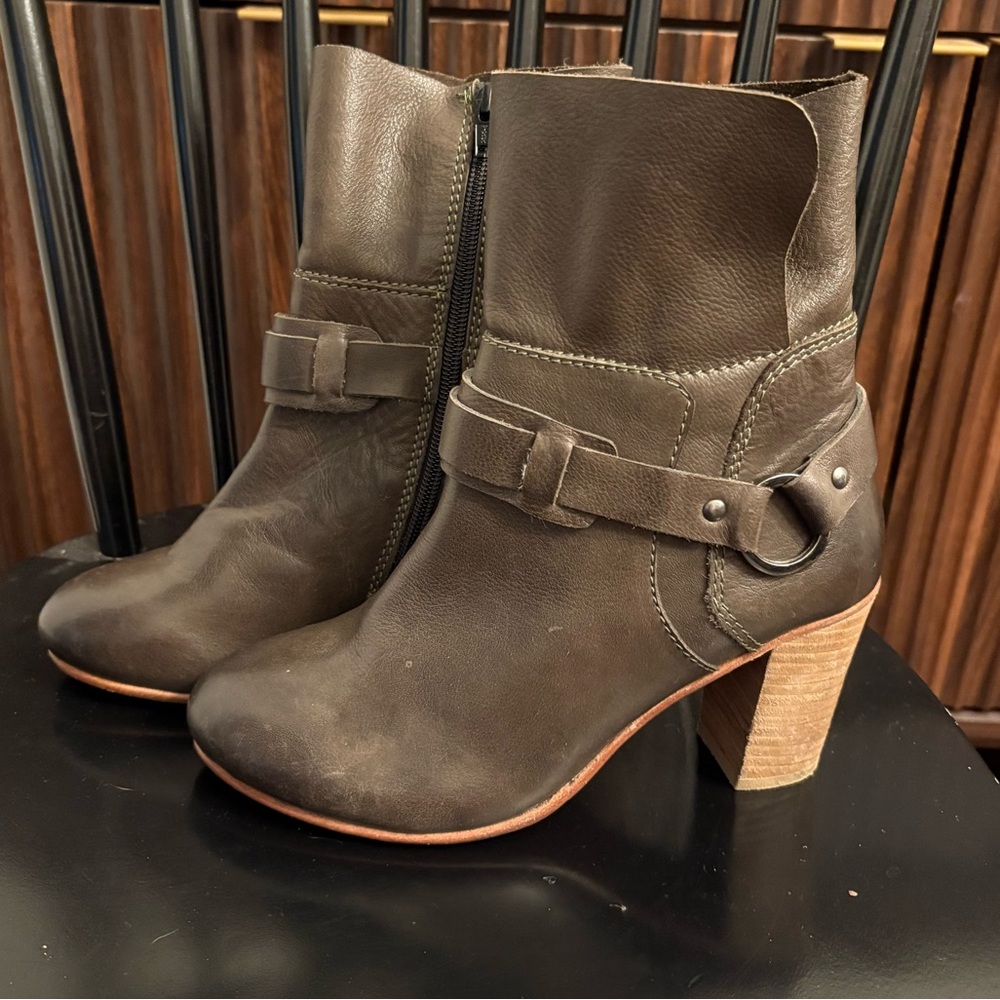 Oobash brown Taupe leather heeled boots booties buckle size 8